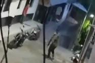 Briceño: Tras hallazgo de 4 kilos de explosivos dentro de una casa, la Fuerza Pública fue recibida a tiros