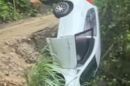 Tras deslizamiento en Titiribí, camioneta queda suspendida en el aire; ocupantes se salvan de milagro