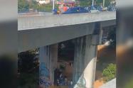 Motociclistas, en estado crítico tras caer del Puente de la Madre Laura; la caída fue de 30 metros