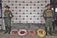 La policía decomisa 600 kilos de carne robada y 4.2 metros cúbicos de madera ilegal en operativo contra el crimen ambiental en Antioquia
