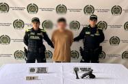 La policía capturó a dos personas cuando portaban armas de fuego 