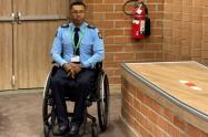 William Martínez Moreno, primer agente de tránsito en silla de ruedas de Medellín, Colombia 