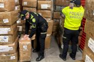 Incautan $1.700 millones en contrabando: Policía desmantela bodega con 6.700 pares de tenis ilegales en Medellín 