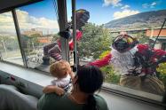 Bomberos de Medellín sorprenden con visita navideña a 200 niños hospitalizados en San Vicente Fundación