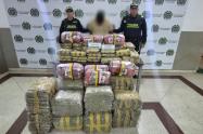 El cargamento contenía  242 kilogramos de marihuana y fue capturado un hombre de 30 años, quien conducía el vehículo.