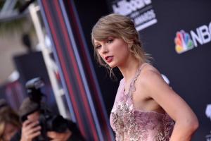 Taylor Swift se queda atrapada en una jaula durante un concierto 