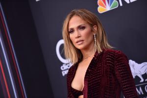 Jennifer Lopez, de nuevo exponiendo una gran parte de su cuerpo.