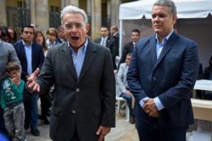 Senador Álvaro Uribe (izq.) y presidente Iván Duque