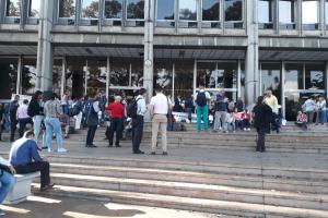 Los protestantes bloquearon el ingreso al Palacio de Justicia de Medellín.