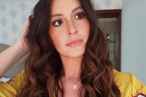 La ex Señorita Colombia compartió una fotografía de su pequeña bebé en su pecho, junto a su esposo.