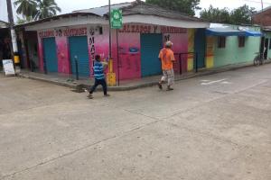 Calles vacías y comercios cerrados en Cáceres (Antioquia)