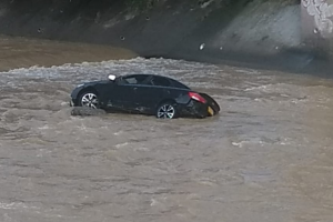 Vehículo que cayó al río Mededellín