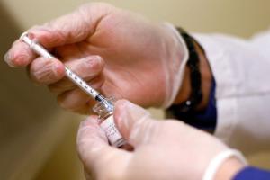 Enfermeros atienden a pacientes COVID