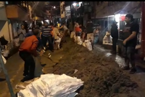 Comunidad atiende emergencia en San Cristobal 