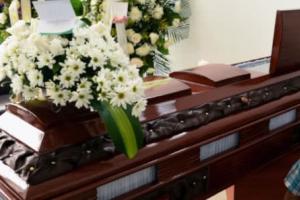 La funeraria se equivocó y les entregó a los deudos el féretro equivocado.