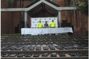 En este operativo hubo una persona capturada conocida con el alias de ‘Pátula’, quien estaba a cargo de custodiar el material de guerra y la droga.