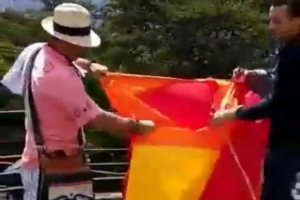 Multan a ciudadano que quitó la bandera del orgullo gay en Medellín 