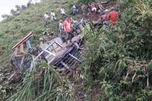 Bus escalera rodó 200 metros en Betulia 