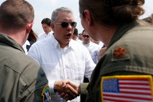 El presidente Iván Duque saludando a militares estadounidenses el 22 de febrero de 2019 en Cúcuta