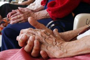 Dos abuelitas de 70 años fueron apuñaladas por su sobrina en Bello
