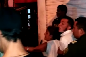 Policías y habitantes protagonizaron pelea en la comuna 13 de Medellín