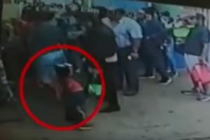 Niño sacado a la calle del jardín 