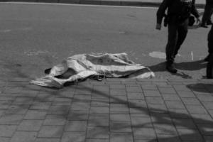 En un colchón abandonan cadáver de un hombre en Medellín