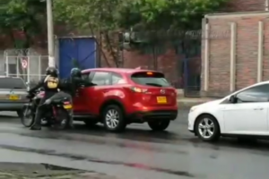 En video quedaron grabados fleteros que robaron a conductor en Medellín 
