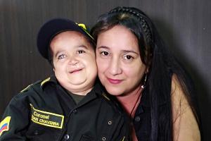 Joven con discapacidad auditiva y enanismo se hizo policía en Medellín