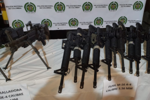 Capturan a conductor con 10 fusiles y 2 ametralladoras, camuflados en cargamento de legumbres