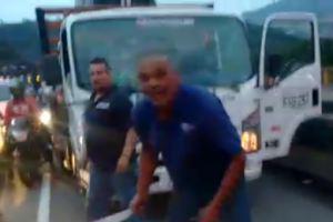 Con machete en mano, el conductor de un camión arremetió contra un motociclista en Medellín