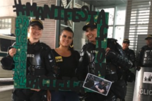Usuarios del metro se tomaron una foto de convivencia por uniformados del ESMAD