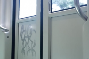 Pintaron una puerta del Metro de Medellín