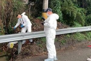 Arrojan desde un taxi cadáver de un hombre en el barrio Belén de Medellín