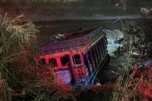 Chiva cayó al río Medellín