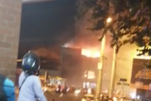 Un incendio de grandes proporciones consumió el cuarto piso