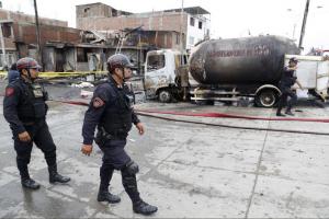 Explota camión con gas en Perú
