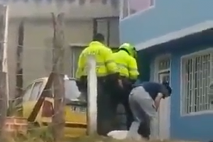 Policías matan a perro