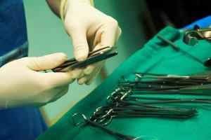 Autoridades ordenaron una inspección del centro médico donde falleció la joven