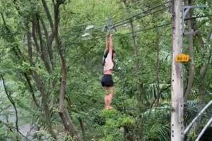 Una mujer  cayó al vacío luego que permaneciera colgada en un cable de alta tensión en Medellín