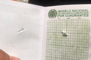 Una libreta de apuntes, salvó a un policía que recibió una puñada en el pecho 