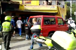 En un acto de intolerancia, un motociclista que se había chocado contra un vehículo, agredió a varios bomberos
