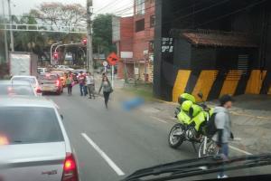 Hombre murió en extrañas circunstancias en la avenida Guayabal, Medellín