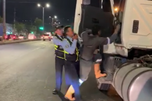 Con machete en mano, un conductor de un camión mezclador amenazo a dos guardas de transito 