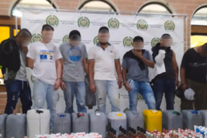 En una vivienda del barrio Moravia Medellín fabricaban más de 600 botellas de licor adulterado