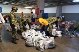 El ejército entregó 200 mercados a familias vulnerables del nororiente de Medellín