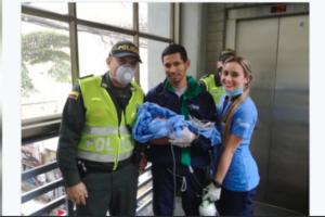 El bebé es hijo de una pareja de venezolanos que también recibieron ropa, pañales y leche de parte de los uniformados.