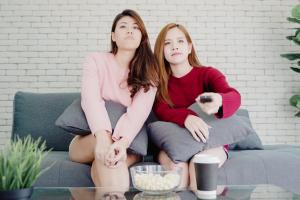 Mujeres viendo películas 