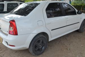 En el baúl de este carro iba camuflada la mirihuana