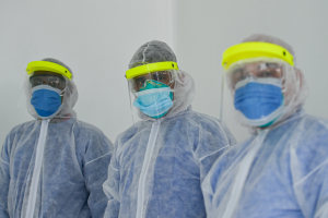 Personal de salud en Colombia atiende casos de coronavirus.